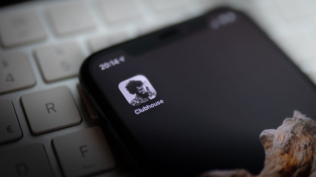 Een foto van een iPhone met de Clubhouse app