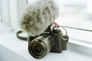 Vloggen is geen goedkope hobby; camera's en microfoons zijn duur